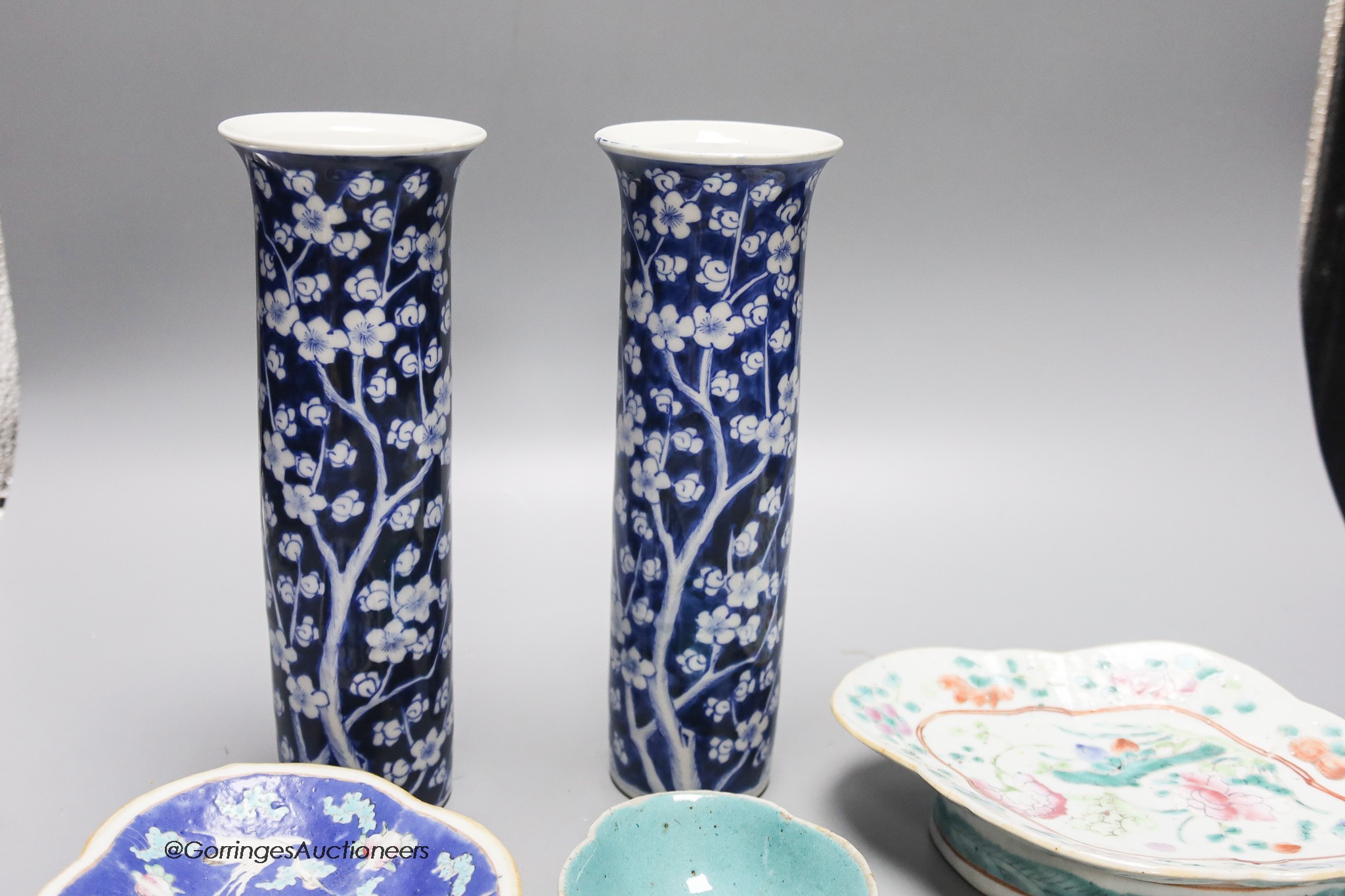 A pair of blue and white sleeve vases and three polychrome dishes, 23cm